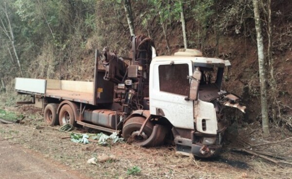 Camionero sufre lesiones tras chocar contra un barranco