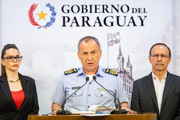 Gobierno anuncia llegada de avión hidrante para sumarse al combate a incendios en el Chaco - .::Agencia IP::.
