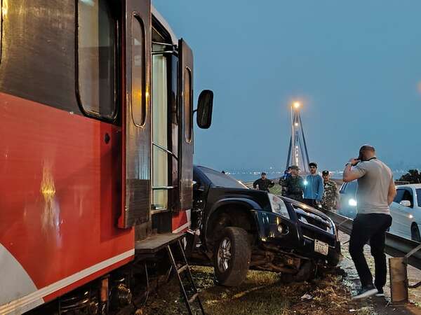 Camioneta embestida por tren es de FTC: hay un militar herido de gravedad - Policiales - ABC Color