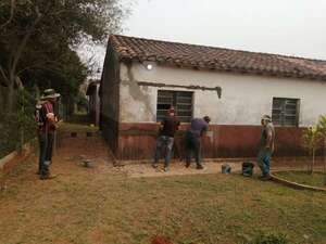 En Santa Rosa, Misiones, padres reparan escuela con propios recursos - Nacionales - ABC Color