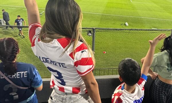 ¡Donde hubo fuego…! Judith Gamarra alentó a la albirró con la camiseta de Omar Alderete