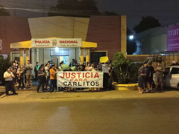 Nueva manifestación de familiares y amigos de joven que falleció en accidente de tránsito - Policiales - ABC Color