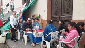 Ante falta de respuestas, campesinos se encadenan frente al Indert - Nacionales - ABC Color