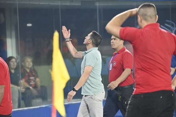 Manolo Jiménez y el picante beso a los hinchas de Cerro Porteño: “Fue a una amiga y a una chica que está en silla de ruedas” - Cerro Porteño - ABC Color