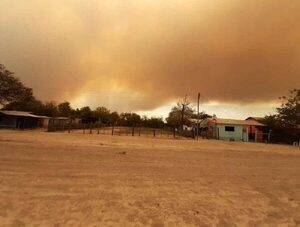 Cambio de viento complica control de incendios forestales en Bahía Negra · Radio Monumental 1080 AM