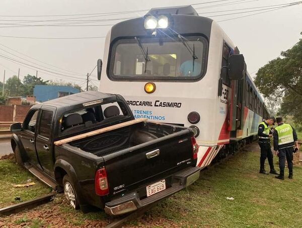 Accidente en Encarnación: tren binacional arrastra camioneta de la FTC · Radio Monumental 1080 AM