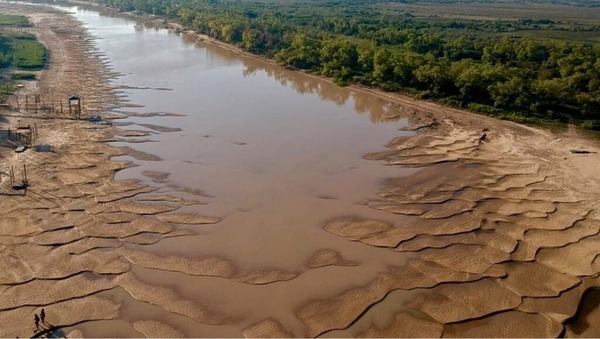 Bajante del río Paraguay amenaza el suministro de agua potable - ADN Digital