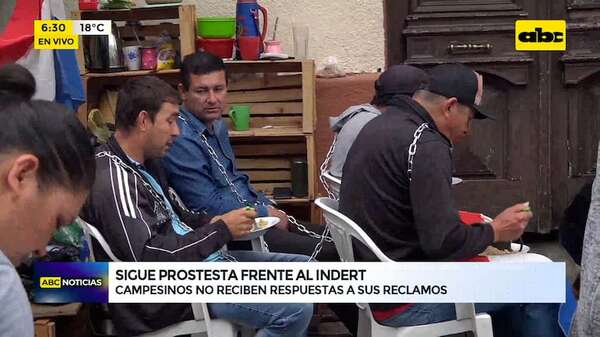 Video: Campesinos no reciben respuestas y se encadenan frente al Indert - ABC Noticias - ABC Color