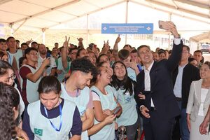 Santiago Peña visitó fábrica de maquiladora en Capiatá - El Independiente