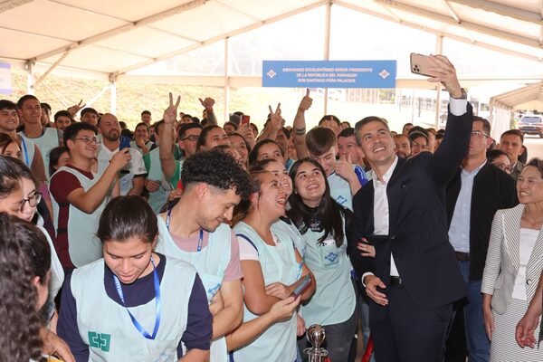 Santiago Peña visitó fábrica de maquiladora en Capiatá - El Independiente