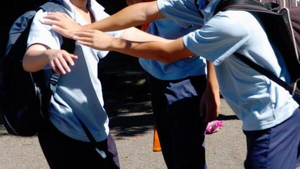 ¡Socorro! Le hirió en el cuello a su compañero de colegio con un cuchillo