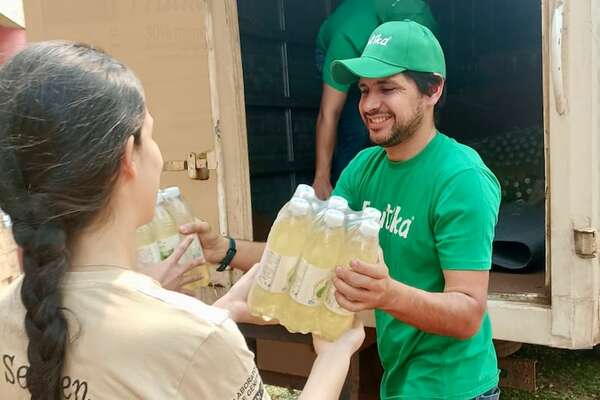 Bomberos reciben más de 8.000 botellas de agua para seguir combatiendo las llamas - Nacionales - ABC Color