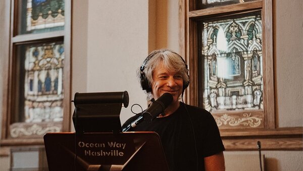 Bon Jovi salva a una mujer al borde de un puente en EEUU