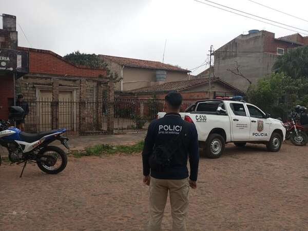 Vecinos descubren aguantadero de motos robadas en San Lorenzo - Policiales - ABC Color