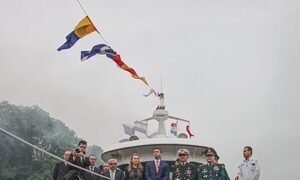 Convierten el yate presidencial en hospital para ribereños