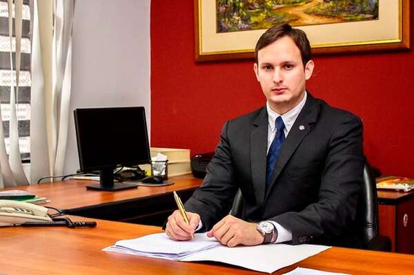Cuestionan elección de Grisetti en terna para fiscal adjunto y revelan sus “méritos” - Política - ABC Color