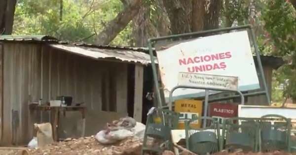 La Nación / Vecinos del barrio Mburicaó reclaman por obras estancadas en la plaza Naciones Unidas