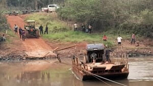 Pobladores se llevan un susto por camioneta que casi cae al río a causa de una precaria balsa