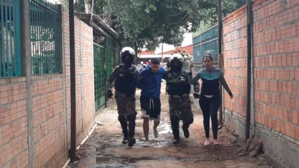Detienen a tres hombres y dos mujeres en allanamiento de aguantadero de motos en San Lorenzo - Nacionales - ABC Color
