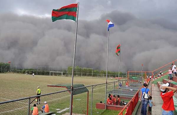 Vídeo TBT: en el 2009, una lluvia negra caía en Paraguay y generaba “desconcierto” - Clima - ABC Color