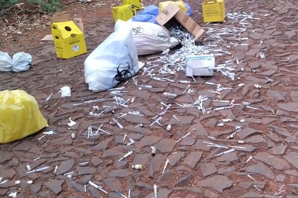 Basura hospitalaria encontrada en camino vecinal en Santa Rosa del Monday