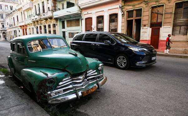 Lujo sobre ruedas: autos de alta gama roban show a clásicos americanos en Cuba - Viajes - ABC Color