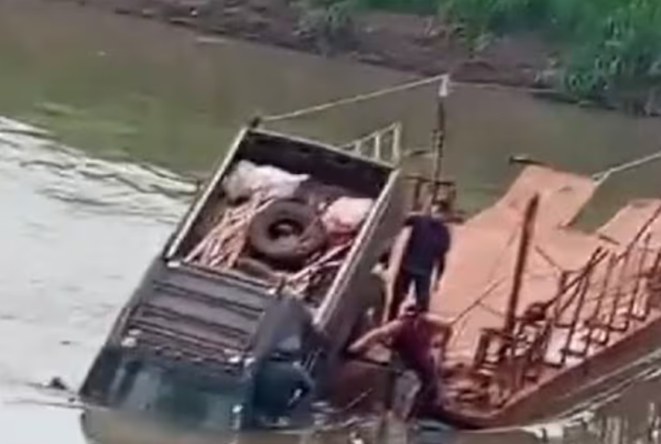 Camioneta cae al río Monday tras derrumbarse un puente de madera