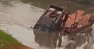 La Nación / Camioneta cayó al río Monday mientras cruzaba sobre una precaria balsa