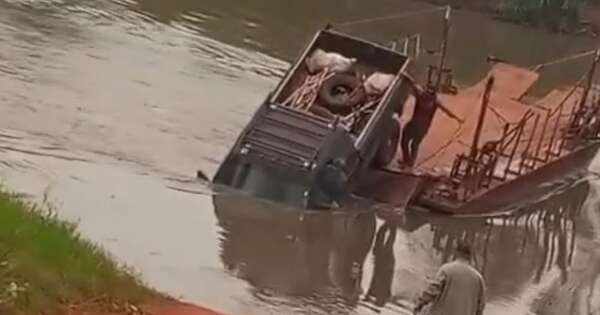La Nación / Camioneta cayó al río Monday mientras cruzaba sobre una precaria balsa
