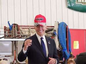 Biden se pone brevemente una gorra de Trump en gesto de unidad entre los dos partidos - Mundo - ABC Color