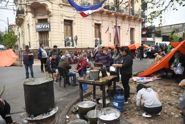 Protestas frente al MUVH: ley de viviendas sociales permite direccionar subsidios, reconocen - Economía - ABC Color