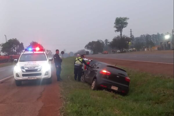 Conductor pierde el control de su rodado y termina en la cuneta