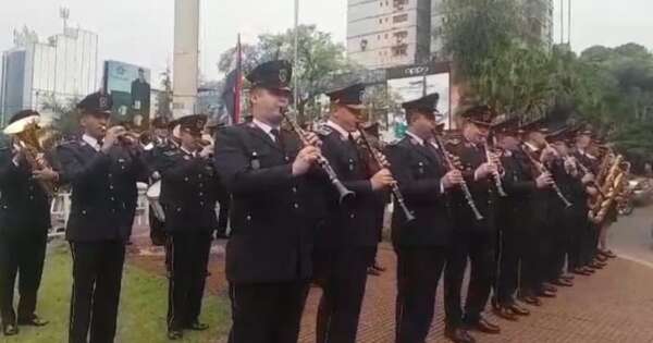 La Nación / Banda de músicos de la Policía ofreció un “flashmob” que deleitó al público en el centro de Ciudad del Este