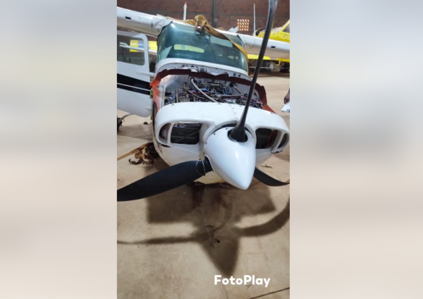 Avioneta aterriza de emergencia sobre la ruta en Guayaibi