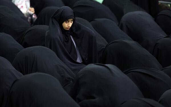 Muchas iraníes se resisten a la imposición del velo dos años después de muerte de Amini - Mundo - ABC Color