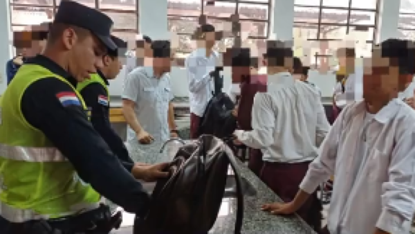 Toquetean a alumnos de una escuela de Guairá durante cateo policial, denuncian