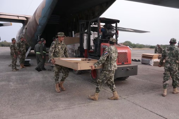 Avión hidrante inició su operación lanzando 8.000 litros de agua en suelo chaqueño - Noticiero Paraguay