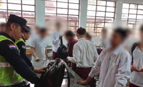 Amenaza, cateo y ¿toqueteo?: sarambí se armó en una escuela de Guairá tras intervención policial
