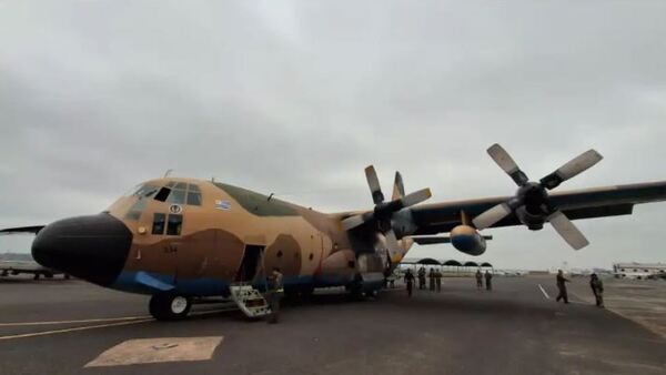 Hércules ya lanzó sus primeros litros de agua en el Chaco: Así funciona el avión hidrante uruguayo