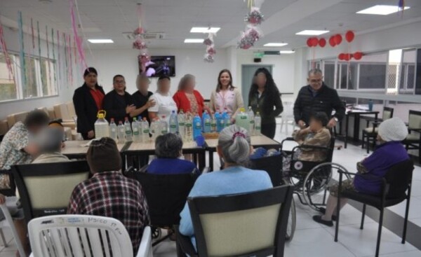 Reclusas donan artículos de limpieza a hogar de ancianos