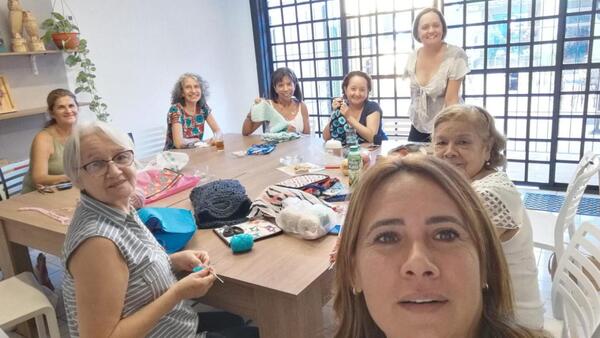 Doñas crearon un “Club de tejedoras” contra el pirevai