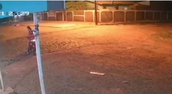 Yiyis fueron a la despensa y motochorros le arrebataron su moto