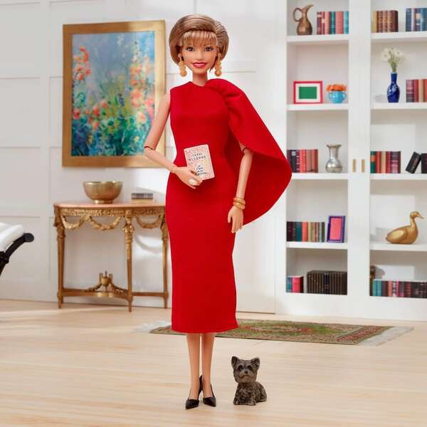 Isabel Allende ya tiene su muñeca Barbie y viene con libro - Gente - ABC Color