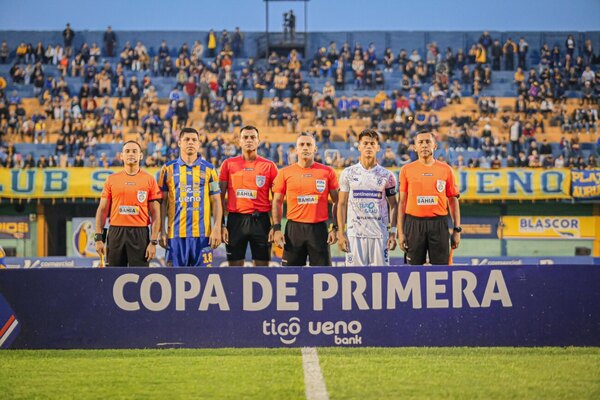 Versus / El curioso gesto de Carlos Paul Benítez a la hinchada de Luqueño