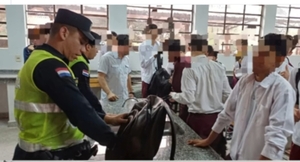 Denuncian manoseo a estudiantes en cateo policial