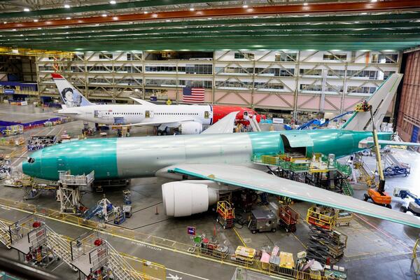 Miles de empleados de Boeing en Estados Unidos iniciaron una huelga general tras rechazar un acuerdo salarial - .::Agencia IP::.