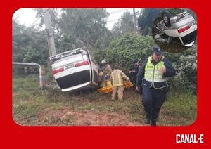 HOMBRE INTENTÓ DESVIAR UN BACHE Y TERMINÓ VOLCANDO EN ITÁ