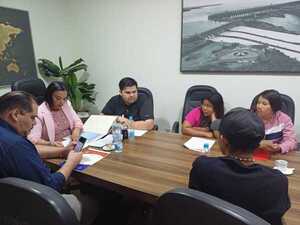 Piden a vicecónsul paraguayo en Foz de Yguazú ayudar a indígenas becados - La Clave