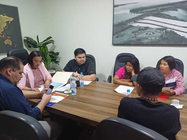 Piden a vicecónsul paraguayo en Foz de Yguazú ayudar a indígenas becados - La Clave