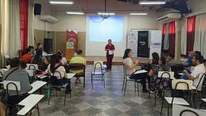 Escuela de Clínicas imparte clases en lenguaje de señas para futuros padres